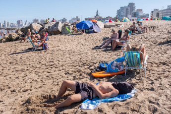 Mar del Plata, Argentina.- In photos taken on January 25, 2024, people enjoy the beach during the summer in the coastal city of Mar del Plata. The National Meteorological Service (SMN) reported that there are a series of alerts for high temperatures in different parts of Argentina that would exceed 40 degrees. The provinces affected by red, orange and yellow alerts are Buenos Aires, La Pampa, Mendoza, San Juan, San Luis, Neuquén, Río Negro and Chubut.