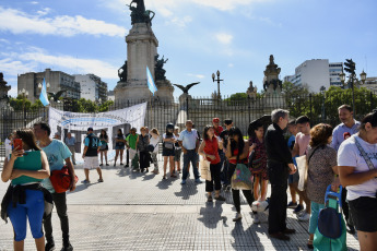 Buenos Aires.- In the photo taken on January 11, 2024, ooperativists and small agricultural groups, members of the Union of Workers of the Popular Economy (UTEP), began this morning a new "fair" in front of the National Congress, in a protest in which they will offer popular prices, varieties of fish and beef, reported industry spokesmen.