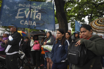 Buenos Aires, Argentina.- En la foto tomada el 16 de enero de 2024, la Unión de Trabajadores y Trabajadoras de la Economía Popular (UTEP) y el Movimiento Evita convocaron para hoy a una "jornada de asamblea y ollas populares" en todos los distritos del país, para "discutir y definir las reivindicaciones de cara al paro y movilización del próximo 24 de enero" convocado por la CGT.