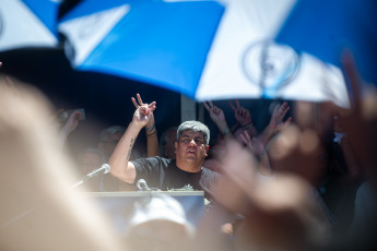 Buenos Aires, Argentina.- En la foto tomada el 24 de enero de 2024, el cotitular de la Confederación General del Trabajo (CGT) y dirigente de Camioneros, Pablo Moyano, pidió hoy a los legisladores rechazar la Ley "Bases" que se encuentra en la Cámara de Diputados y reclamó que "no traicionen a los trabajadores" y a la "doctrina del peronismo", que es "defender a los laburantes, a los que menos tienen y a los jubilados".