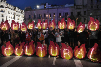 Buenos Aires.- En la foto tomada el 10 de enero de 2024, diferentes sectores de la cultura se convocaron en la Plaza del Congreso, con un denominado "Musicazo" para alertar sobre el impacto negativo para el sector de las modificaciones incluidas en la ley de "Bases y Puntos de Partida para la Libertad de los Argentinos", dado que "se incluye el desfinanciamiento del Instituto Nacional de la Música (INaMu) y la eliminación del Fondo Nacional de las Artes (FNA)".