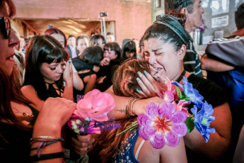 Mar de Ajó, Argentina.- In the photos taken on January 2, 2024, the remains of Tomás Tello Ferreyra, the 18-year-old young man murdered by a stab wound to the chest after being attacked by a gang in Santa Teresita, were buried in the Mar de Ajó cemetery after the funeral procession, in which hundreds of neighbors and friends of the victim participated, moved from the funeral home and stopped in front of the victim's home.