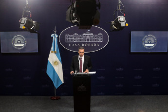 Buenos Aires.- En la foto tomada el 11 de enero de 2024, el vocero presidencial, Manuel Adorni, tuvo un nuevo encuentro con periodistas en la Casa Rosada y anunció, entre otras cosas, que el presidente Javier Milei le envió una carta al Papa Francisco para invitarlo a la Argentina. "El Presidente de la Nación está enviando una carta a su Santidad, el Papa Francisco, invitándolo a visitar la República Argentina entendiendo que su presencia y mensaje van a contribuir a la unidad de todos y nos va a dar la fuerza colectiva necesaria para preservar la paz y trabajar en la prosperidad y engrandecimiento de nuestra patria", anticipó.