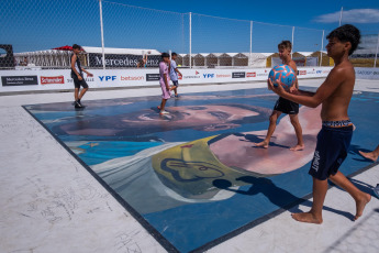 Mar del Plata, Argentina.- En las fotos tomadas el 15 de enero del 2024, muestra el mural de Lionel Messi pintado por dos artistas de la ciudad de Mar del Plata. El mural, de casi 100 metros cuadrados en el piso de cemento de una cancha de fútbol, en un balneario de Punta Mogotes, homenajea a Lionel Messi un año después de haber comandado a la selección Argentina que se consagró campeona del mundo en Qatar.