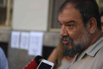 Buenos Aires, Argentina.- En las fotos tomadas el 19 de enero del 2024, el secretario de convenio colectivo de la Asociación Trabajadores del Estado (ATE), Flavio Vergara, brinda una declaración a los medios de comunicación después de que llegaran a un acuerdo con el Gobierno Nacional, con un aumento salarial del 16% para enero en la víspera del paro general organizado por la Confederación General del Trabajo (CGT) y en medio de un clima de tensión por el descuento en la remuneración para aquellos trabajadores que marchen el próximo 24 de enero.