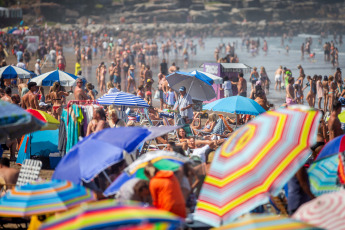 Mar del Plata, Argentina.- In the photos taken on January 2, 2024, tourists enjoy the beaches of Mar del Plata. In 2020, only 3,685,937 people visited the city of Mar del Plata. In 2021, post-pandemic, income rebounded and reached records similar to 2004: 6,644,442 tourists. By 2022, the figure rose to 8,853,245 and set the bar high. The following year, La Feliz broke its own record again: in 2023, it received 9,013,380 people and, in the last three years, it tripled the number of tourists.