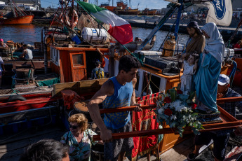 Mar del Plata, Argentina.- En las fotos tomadas el 27 de enero del 2024, la comunidad portuaria de la ciudad de Mar del Plata realizó una nueva edición de la procesión náutica de las tradicionales lanchas amarillas, en la que se homenajeó, como cada año, a los marineros muertos en naufragios, y se bendijeron los frutos de mar, para pedir por una buena pesca para 2024.