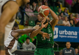 Comodoro Rivadavia/- En la foto tomada el 9 de enero de 2024, Gimnasia de Comodoro Rivadavia enfrenta a Platense, en una nueva Fecha de la Liga Nacional de Basquet. Gimnasia y Esgrima de Comodoro Rivadavia derrotó por 102-69 a Platense, en una nueva jornada de la Liga Nacional. El goleador del encuentro fue Alvaro Yarza con 18 puntos, mientras que, en el local, Marcos Chacon aportó 17 unidades.