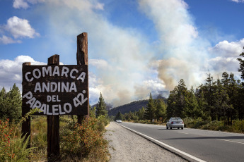 Río Negro, Argentina.- En la foto tomada el 23 de enero de 2024, el Servicio de Prevención y Lucha contra Incendios Forestales (SPLIF) de la localidad rionegrina de El Bolsón realizó advertencias y recomendaciones a turistas y pobladores acerca de las altas temperaturas que azotan a la zona y el peligro de posibles incendios provocados por las mismas.