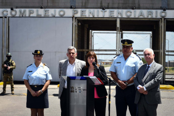 Buenos Aires, Argentina.- En las fotos tomadas el 30 de enero del 2024, la ministra de Seguridad, Patricia Bullrich (centro), presentó el nuevo "Protocolo de gestión para presos de alto riesgo", que incorporará el control de llamadas telefónicas, sistemas de reconocimiento facial y monitoreo durante las 24 horas todos los días del año, entre otras medidas que se aplicará en las cárceles federales con el fin de evitar que los jefes de organizaciones criminales sigan operando tras las rejas, aseveró Bullrich.