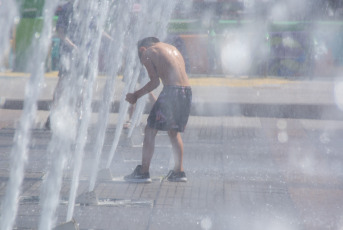 Neuquén, Argentina.- En las fotos tomadas el 17 de enero del 2024, muestra la capital de Neuquén en medio de una nueva jornada de calor. Neuquén se ubicó como la ciudad más calurosa del país este miércoles, registrando temperaturas cercanas a los 38 grados centígrados, según informó la Autoridad Interjurisdiccional de Cuencas (AIC). Además, dos ciudades de Río Negro y otra de Chubut quedaron en el top 5 nacional.