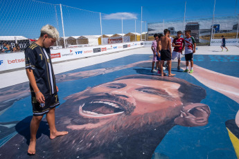 Mar del Plata, Argentina.- En las fotos tomadas el 15 de enero del 2024, muestra el mural de Lionel Messi pintado por dos artistas de la ciudad de Mar del Plata. El mural, de casi 100 metros cuadrados en el piso de cemento de una cancha de fútbol, en un balneario de Punta Mogotes, homenajea a Lionel Messi un año después de haber comandado a la selección Argentina que se consagró campeona del mundo en Qatar.