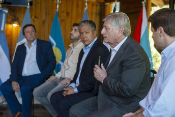 Villa la Angostura.- En la foto tomada el 11 de enero de 2024, los gobernadores de las provincias patagónicas dieron hoy una fuerte muestra de unidad en temas de la agenda regional de cara a la relación con el Gobierno nacional durante una cumbre realizada en la ciudad neuquina de Villa la Angostura, en la que manifestaron su intención de tallar en las decisiones que se tomen sobre los hidrocarburos, incrementar los retornos por coparticipación y profundizar durante los próximos cuatro años el trabajo coordinado.