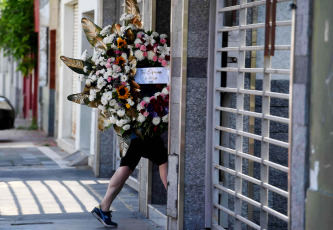 Buenos Aires.- In the photo taken on January 8, 2024, the remains of the man of Ukrainian nationality who was shot dead last night by four "motochorros" during an alleged robbery attempt in the town of Remedios de Escalada, were veiled in a burial house in the Lanús Oeste neighborhood. The crime occurred last night, shortly before 22:00, when the victim, Eugenio Sipatov, was at the door of his home with a friend. Both men were sitting on the sidewalk, with their backs against the front of a house, when criminals on two motorcycles surprised him at gunpoint, as seen in images taken by a security camera. The person accompanying Sipatov managed to escape, while the victim was approached by the thieves and when they resisted they shot him in the back, with exit wound through the chest, which a few minutes later determined his death.