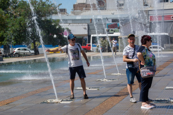 Neuquén, Argentina.- En las fotos tomadas el 17 de enero del 2024, muestra la capital de Neuquén en medio de una nueva jornada de calor. Neuquén se ubicó como la ciudad más calurosa del país este miércoles, registrando temperaturas cercanas a los 38 grados centígrados, según informó la Autoridad Interjurisdiccional de Cuencas (AIC). Además, dos ciudades de Río Negro y otra de Chubut quedaron en el top 5 nacional.