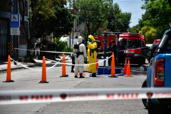 Buenos Aires.- En la foto tomada el 11 de enero de 2024, dos operarios de un laboratorio farmacéutico del barrio porteño de Mataderos debieron ser asistidos por el SAME este mediodía, tras el derrame de material tóxico, mientras que bomberos de la Ciudad de Buenos Aires procedieron a evacuar al resto del personal que se encontraba en el edificio sin que se registraran más afectados por el incidente, informaron fuentes policiales.