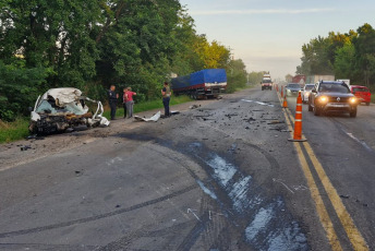 Buenos Aires, Argentina.- En las fotos tomadas el 3 de enero del 2024, muestra el lugar donde ocurrió un accidente de tránsito que dejó una persona muerta y otra herida. El hecho, sucedió al chocar de frente un camión y un vehículo utilitario en la ruta nacional 3, en la localidad bonaerense de Cañuelas, informaron fuentes viales.