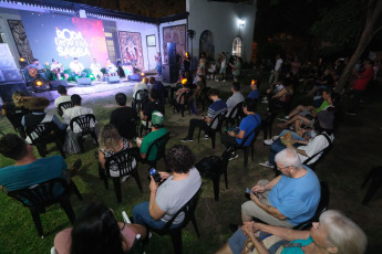 Corrientes, Argentina.- En las fotos tomadas el 4 de enero del 2024, las personas celebran como cada año la veneración a San Baltasar. En las vísperas del 6 de enero cientos de personas participan de la veneración del rey mago, con una agenda de numerosas reivindicaciones a las expresiones culturales llegadas de África.