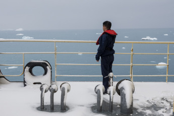 Antártida- En la foto del 13 de enero de 2024, el rompehielos ARA “Almirante Irízar”, tras haber efectuado tareas logísticas en la Base Antártica Conjunta Orcadas prosiguió su derrotero y arribó a Caleta Potter, donde fondeó frente a la Base Antártica Científica Carlini. Una vez allí, por medio de las embarcaciones de transporte de personal y vehículos, inició con la descarga de gasoil antártico (GOA), víveres secos, frescos y frigorizados; tubos de gas propano y 2 motores generadores diesel.