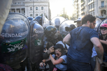 Buenos Aires, Argentina.- En las fotos tomadas el 31 de enero del 2024, efectivos de la Gendarmería y de la Policía Federal intervinieron para desalojar a manifestantes de agrupaciones políticas de izquierda y de organizaciones sociales ubicados frente al Congreso Nacional, con el objetivo de liberar la vía pública que habían ocupado como parte de la protesta contra los proyectos impulsados por el Gobierno.