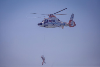 Mar del Plata.- En la foto tomada el 9 de enero de 2024, guardavidas, efectivos de Prefectura Naval Argentina (PNA) y de la policía bonaerense, personal de Defensa Civil y del Sistema de Atención Médica de Emergencias (SAME) de Mar del Plata desplegaron hoy un simulacro de rescate en el mar frente a la playa, en el que intervinieron embarcaciones, motos de agua, ambulancias y un helicóptero.