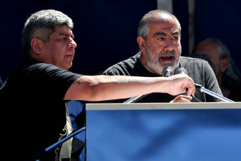 Buenos Aires, Argentina.- En la foto tomada el 24 de enero de 2024, el cosecretario general de la CGT Héctor Daer reclamó hoy a los diputados nacionales que "no actúen agazapados en la oscuridad, miren al pueblo a la cara" y rechacen el DNU y la ley "Bases" promovidas por el Gobierno de Javier Milei, tras lo cual advirtió que desde la central obrera "vamos a seguir la lucha y no vamos a dar un paso atrás hasta que caigan" esas medidas.