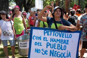 Buenos Aires, Argentina.- In the photo taken on January 23, 2024, the group Somos Barrios de Pie today held a vigil in front of the presidential residence of Olivos, as a prelude to the general strike and the mobilization planned for tomorrow against the DNU 70/2023 of deregulation of the economy and the bill of the "Bases and Starting Points for the Freedom of Argentines".