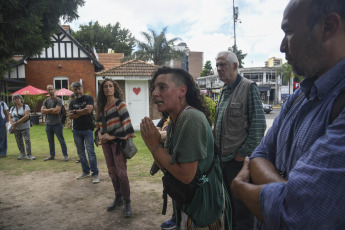 Delta de Tigre, Argentina.- En las fotos tomadas el 3 de enero del 2024, habitantes de las islas del Delta de Tigre realizaron una asamblea en la estación fluvial ante 'la falta de respuestas del comité de crisis' por los cortes del suministro de electricidad que afectan a cientos de usuarios tras el temporal del 17 de diciembre pasado. La empresa Edenor, prestadora del servicio eléctrico en la zona de islas, informó que el 56