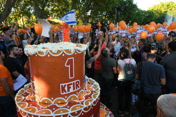 Buenos Aires, Argentina.- In the photos taken on January 17, 2024, relatives and friends in Argentina of Kfir Bibas, the youngest of those kidnapped during the Hamas attack on Israel on October 7, celebrated his first birthday "no happy” with orange balloons, alluding to his red hair, and asked for his release.