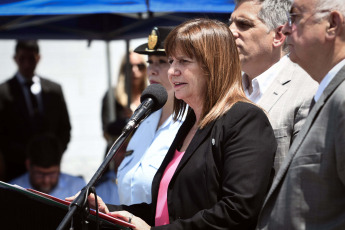 Buenos Aires, Argentina.- En las fotos tomadas el 30 de enero del 2024, la ministra de Seguridad, Patricia Bullrich (frente), presentó el nuevo "Protocolo de gestión para presos de alto riesgo", que incorporará el control de llamadas telefónicas, sistemas de reconocimiento facial y monitoreo durante las 24 horas todos los días del año, entre otras medidas que se aplicará en las cárceles federales con el fin de evitar que los jefes de organizaciones criminales sigan operando tras las rejas, aseveró Bullrich.