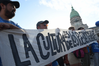 Buenos Aires.- En la foto tomada el 11 de enero de 2024, diferentes sectores de la cultura reqalizan un "Musicazo" hoy en la Plaza del Congreso, para alertar sobre el impacto negativo para el sector con las modificaciones incluidas en la ley de "Bases y Puntos de Partida para la Libertad de los Argentinos", dado que "se incluye el desfinanciamiento del Instituto Nacional de la Música (Inamu) y la eliminación del Fondo Nacional de las Artes (FNA)".