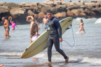 Mar del Plata, Argentina.- In the photos taken on January 2, 2024, tourists enjoy the beaches of Mar del Plata. In 2020, only 3,685,937 people visited the city of Mar del Plata. In 2021, post-pandemic, income rebounded and reached records similar to 2004: 6,644,442 tourists. By 2022, the figure rose to 8,853,245 and set the bar high. The following year, La Feliz broke its own record again: in 2023, it received 9,013,380 people and, in the last three years, it tripled the number of tourists.