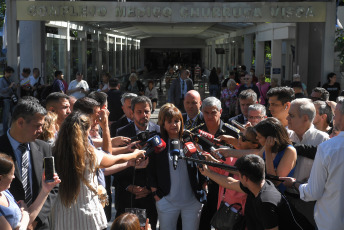 Buenos Aires, Argentina.- En las fotos tomadas el 23 de enero del 2024, la ministra de Seguridad de la Nación, Patricia Bullrich (centro), confirmó la muerte de la niña Umma, la nena de 9 años e hija de un custodio de la ministra que había sido baleada en la nuca durante un robo en Lomas de Zamora. La niña, estaba internada en el hospital Churruca.