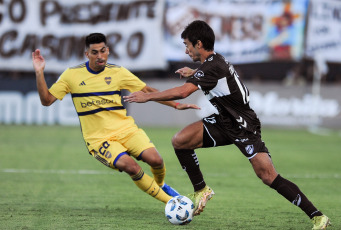 Buenos Aires, Argentina.- In the photographs taken on January 27, 2024, you can see scenes from the Boca - Platense match that ended 0 to 0 at the Ciudad de Vicente López stadium. The match served as the debut of Diego Martínez at the helm of the Technical Management of Boca Juniors. In the first half they disallowed a goal from Ronaldo Martínez, from Platense.