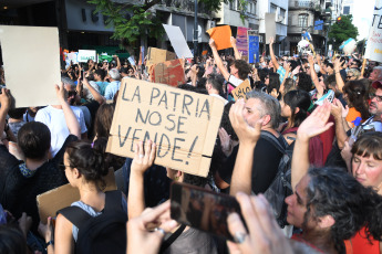 Buenos Aires- En la foto del 13 de enero de 2024, organizaciones del arte y la cultura protestaron frente al Instituto Nacional del Teatro. La protesta fue en contra del proyecto de ley que impulsa el Poder Ejecutivo Nacional y que prevé el cierre de dicho organismo, además de una fuerte reducción del financiamiento a las políticas de fomento al cine y la música.