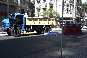 Buenos Aires.- In the photo taken on January 12, 2024, two people died this morning after a collision between a truck and a bus of the line 99 in the porteño neighborhood of Balvanera and five injured were transported to receive assistance by polyraumatismos, reported the head of the Emergency Medical Care System &#40;SAME&#41;, Alberto Crescenti.