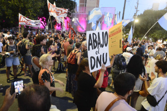 Santa Fé, Argentina.- En las fotos tomadas el 4 de enero del 2024, en el microcentro de la ciudad de Santa Fe Capital, se realizó un nuevo cacerolazo contra las medidas económicas. Es el tercer jueves consecutivo que se realiza esta convocatoria en rechazo a las medidas nacionales, como la Ley de Alquileres, al mega DNU y a la ley de desguace y privatizaciones enviada por el presidente Javier Milei al Congreso la semana pasada.