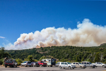 Patagonia, Argentina.- En las fotos tomadas el 30 de enero del 2024, muestra los incendios forestales que afectan el Parque Nacional Los Alerces, y que "tiene ya una extensión de más de dos mil hectáreas", informó el intendente Danilo Hernández Otaño. En el lugar, trabajan alrededor de 200 combatientes con herramientas manuales y líneas de agua para controlar el fuego, activo desde hace cinco días.