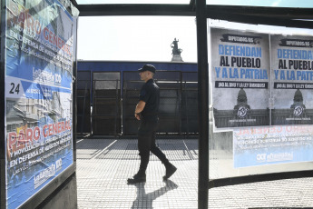 Buenos Aires, Argentina.- En las fotos tomadas el 24 de enero del 2024, trabajadores y militantes de las organizaciones sindicales nucleadas en la CGT y las dos CTA y de los movimientos sociales pertenecientes a la Unión de Trabajadores y Trabajadoras de la Economía Popular (UTEP), se concentran desde las 9:00 a.m. (hora local) en la Plaza de los Dos Congresos, como parte de una primera avanzada organizativa de lo que será la movilización de esta tarde contra el proyecto de ley de "Bases" y el DNU 70/2023.