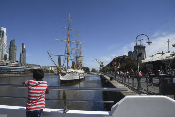 Buenos Aires.- En la foto tomada el 11 de enero de 2024, la Fragata Sarmiento en el puerto de Buenos Aires. Con tres promociones de la Escuela Naval Militar Argentina a bordo, partía, hace 125 años, el primer viaje de instrucción de la Fragata ARA Presidente Sarmiento, un buque escuela innovador y moderno que cambió radicalmente la formación naval en el país y que, en la actualidad, continúa con esa misión desde el Dique III de Puerto Madero, en donde funciona como Buque Museo.