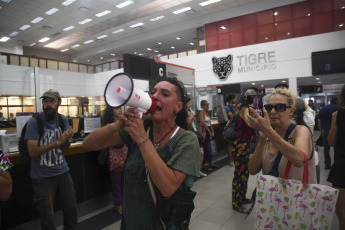 Delta de Tigre, Argentina.- En las fotos tomadas el 3 de enero del 2024, habitantes de las islas del Delta de Tigre realizaron una asamblea en la estación fluvial ante 'la falta de respuestas del comité de crisis' por los cortes del suministro de electricidad que afectan a cientos de usuarios tras el temporal del 17 de diciembre pasado. La empresa Edenor, prestadora del servicio eléctrico en la zona de islas, informó que el 56