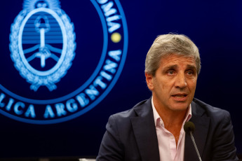 Buenos Aires.- En la foto tomada el 10 de enero de 2024, el ministro de Economía, Luís Caputo, indicó hoy que se ha logrado "reflotar el Acuerdo de Facilidades Ampliadas caído con el Fondo Monetario Internacional", sostuvo que no se trata de "un acuerdo nuevo" con el organismo e informó que el desembolso que recibirá la Argentina será "para pagar los vencimientos de capital correspondientes a diciembre, enero y abril".