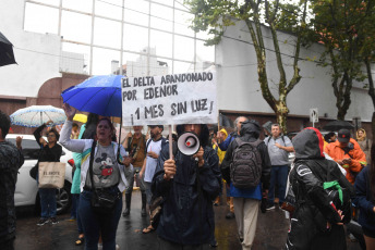 Buenos Aires, Argentina.- En las fotos tomadas el 16 de enero del 2024, vecinos del Delta de Tigre marcharon a la empresa de energía Edenor por los cortes de luz desde hace un mes. Son más de 1600 usuarios de las islas del Delta del Tigre que todavía están sin luz desde el último temporal del 17 de diciembre que afectó a todo el país y dejó un saldo de 17 muertos en Bahía Blanca.