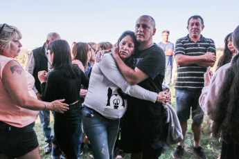 Mar de Ajó, Argentina.- En las fotos tomadas el 2 de enero del 2024, los restos de Tomás Tello Ferreyra, el joven de 18 años asesinado de una puñalada en el pecho la ser atacado por una patota en Santa Teresita, fueron inhumados en el cementerio de Mar de Ajó luego de que el cortejo fúnebre del que participaron centenares de vecinos y amigos de la víctima se trasladó desde la casa de sepelios y se detuvo frente al domicilio de la víctima.