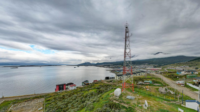 Ushuaia.- En la foto tomada el 8 de enero de 2024, torres de telefonía celular en Ushuaia, capital del Tierra del Fuego. La ciudad de Ushuaia se convirtió esta semana en el quinto distrito del país en prohibir las redes de comunicaciones 5G hasta que estudios científicos demuestren su inocuidad tanto para los seres humanos como para el ambiente y con esta medida desató un debate sanitario sobre la utilización de este tipo de tecnologías.