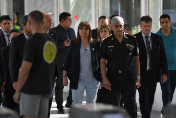 Buenos Aires, Argentina.- In photos taken on January 23, 2024, the Minister of National Security, Patricia Bullrich (center), confirmed the death of the girl Umma, the 9-year-old girl and daughter of a custodian of the minister who She had been shot in the back of the head during a robbery in Lomas de Zamora. The girl was admitted to the Churruca hospital.