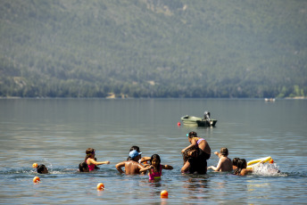 Bariloche, Argentina.- En las fotos tomadas el 23 de enero del 2024, miles de locales y turistas colman las playas lacustres de San Carlos de Bariloche durante la temporada de verano. El Servicio Meteorológico Nacional (SMN), emitió alertas amarillas por calor y temperaturas extremas para ocho provincias. El organismo meteorológico indicó que las áreas afectadas alcanzarán a todo el territorio de Tierra del Fuego y Río Negro, sur y oeste de Santa Cruz, este de Chubut, este de Neuquén y Mendoza, oeste de La Pampa y sur de Buenos Aires.