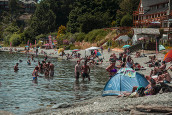 Bariloche, Argentina.- En las fotos tomadas el 26 de enero del 2024, las personas disfrutan de las playas de Bariloche en medio de la ola de calor que atraviesa la región. Con 36.4°C, Bariloche superó las marcas de récords absolutos de temperaturas extremas. El destino se mantiene con un nivel de alerta amarilla, especialmente para los chicos y los adultos de más de 65 años.