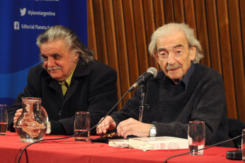 Buenos Aires- In the archive photo of August 27, 2013, Juan Gelman. A decade after the departure of the influential Argentine poet, Juan Gelman, his poetry and biography are intertwined in the exploration of a recurring theme in the lyrical genre and literature in general: the reflection on finitude itself, evidenced in seven poems that address in a singular way his farewell.