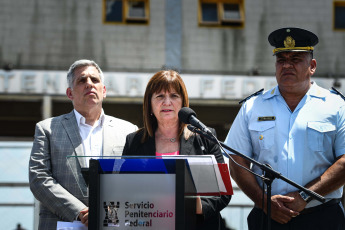 Buenos Aires, Argentina.- En las fotos tomadas el 30 de enero del 2024, la ministra de Seguridad, Patricia Bullrich (foto), presentó el nuevo "Protocolo de gestión para presos de alto riesgo", que incorporará el control de llamadas telefónicas, sistemas de reconocimiento facial y monitoreo durante las 24 horas todos los días del año, entre otras medidas que se aplicará en las cárceles federales con el fin de evitar que los jefes de organizaciones criminales sigan operando tras las rejas, aseveró Bullrich.